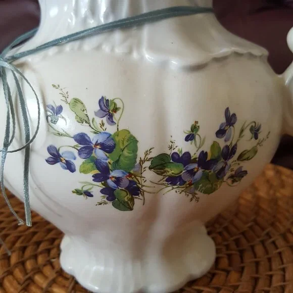 ARNELS ERA 1975 OFF WHITE PITCHERCERAMIC COLLECTABLE RARE 71/2 IN"